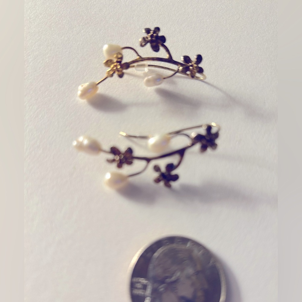 Vintage Earrings pierced, Freshwater pearls w goldtone flowers drop & hook